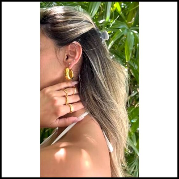 Gold Chunky Hoop Earrings Lightweight Hypoallergenic Non-Tarnish Hollow Design - Picture 6 of 7